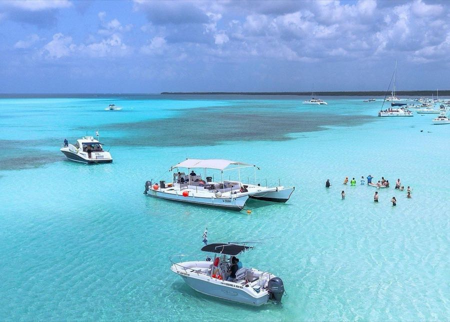 Boats in turquoise Caribbean water off Cozumel