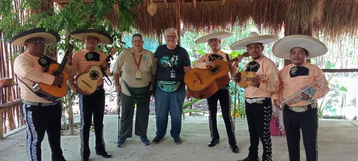 Couple posing with the mariachi band